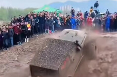 湖南慈利“和子坡”火出圈！全国多地车主挑战泥滩冲坡，当地：现场有交警、志愿者维持秩序和提供服务，在搞流动厕所，有信号车到场