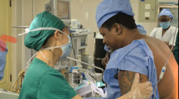 开放性骨折8天后，湖南援塞医疗队为他保住了这条腿