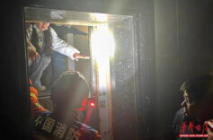 一小区两电梯同时故障致三人被困，消防快速救援