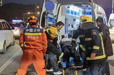 面包车追尾货车致7人被困，消防紧急救援