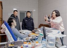 上门服务暖人心 雨湖区残联联合派出所民警为行动不便的残疾人上门办理身份证