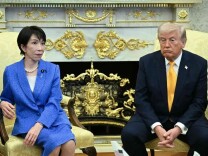 就问高市尴尬不尴尬