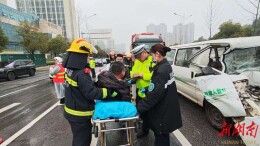 四车追尾驾驶员被困，消防力量迅速营救化险为夷