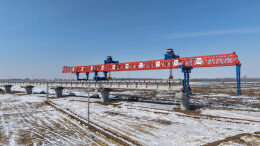 中欧班列“东通道”口岸段最长桥复工架梁