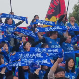 视频|一片蓝海，涟源球迷身着蓝衣为球队呐喊加油