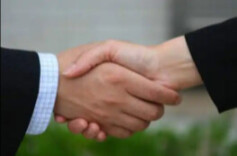 何立峰会见跨国公司负责人