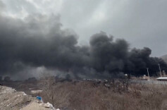 美国一边打伊朗，为何又要放松对伊朗石油出口的制裁？