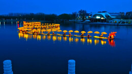 北京亮马河上，竹筏串联的“金龙”流光溢彩