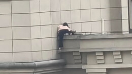 小女孩攀爬顶楼边缘！邻居发现后紧急求助，物业极速救援