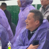 视频|“娄超”球迷看球有多拼？扒窗也要看球！