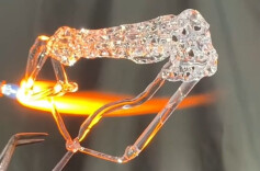 以玻璃为丝，织就一匹马！