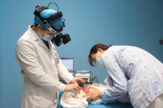 出生仅27天就做眼部检查？这项筛查关乎未来，新手爸妈要注意！