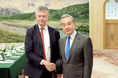 王毅会见英国首相国家安全事务顾问鲍威尔