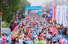 2026南县罗文花海半程马拉松开赛 2000名选手迎香奔跑