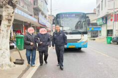 浏阳一公交车上，民警把何爹爹“拦”了下来……