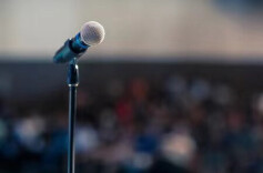 王毅同伊朗外长阿拉格齐通电话