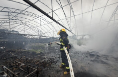 大棚秒变“火棚” ，消防紧急扑救避免二次事故