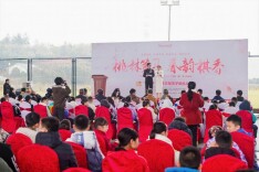 花海藏棋趣 马术伴春风 