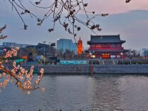 流光蜿蜒如星河落地，千年运河夜色温柔