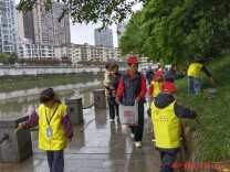 怀化市开展“世界水日”巡河净滩志愿服务活动