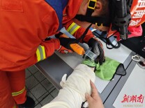 手镯卡手急求助，消防巧解“紧箍咒”