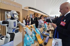 2026中关村论坛年会开幕，斗茶、卖货……忙坏智能机器人