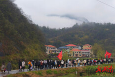 娄底市娄星区双江中学开展远足暨清明祭英烈活动