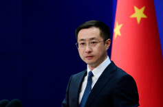 外交部发言人反问日媒：“你见过有人未经允许持刀进入使馆与大使交谈的先例吗？”