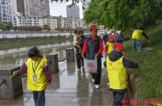 怀化市开展“世界水日”巡河净滩志愿服务活动
