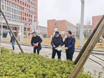 党建引领生态绿，实干护绿美校园——南县职业中等专业学校开展“校园植物施肥”实践活动