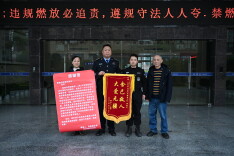 寒溪勇救落水儿童 警徽彰显公安担当