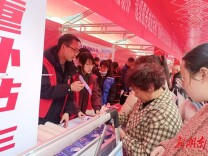 安仁县：政务宣传赶大集 惠民服务入人心
