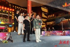 雨打在脸上没躲，裙摆湿了照跳！暴雨夜，新湖南大舞台“不失约”