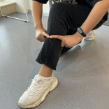 跑步后膝盖外侧痛？中医说这是“筋络不通”，2个拉伸动作帮你解决