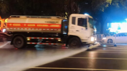 为何雨天水车也要作业？环卫回应：并非洒水，雨天冲洗路面更洁净、更节水