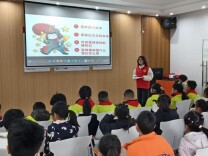 长理学子将“雷锋精神课堂”搬进社区