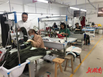 缝纫机“哒哒”响，这位独臂老板让残疾人有活干、有尊严