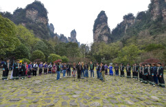 耶鲁大学Whiffenpoofs阿卡贝拉合唱团走进张家界