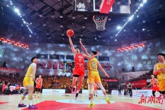 小蔡一碟|湖南人的篮球故事，就从贺龙体育馆说起……