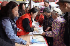 农贸市场里，他们不买菜却“摆摊”，真相是……