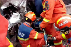 路面湿滑“酿”车祸，消防紧急破拆救援