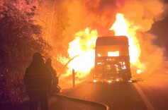 深夜货车突发大火，消防紧急扑救