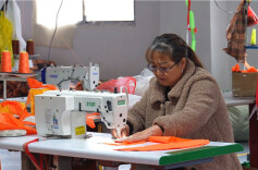 村民做的玩具要出国了