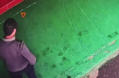 男孩手卡井盖秒变国服“廉颇”，消防员破拆救援