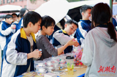 娄底三中附属实验学校举办爱心义卖活动