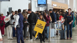 因国土安全部“停摆”持续 美国机场安检排起长队