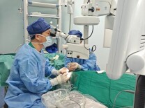 男子割草时“飞”来横祸！一台手术保住了眼球