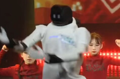 唱戏、拉琴、与机器人共舞，这群小孩真有范
