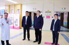 毛万春在省妇幼保健院调研