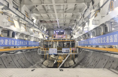 世界最大直径高铁盾构机“领航号”成功“上岸”